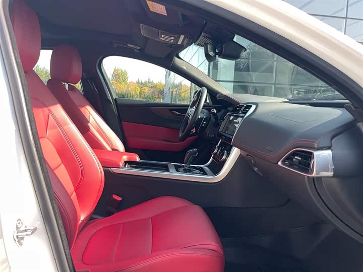 Фото 4 - Jaguar XE L