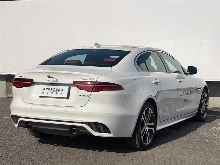 Фото 9 - Jaguar XE L