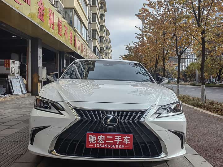 Фото 1 - Lexus ES