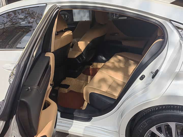 Фото 10 - Lexus ES