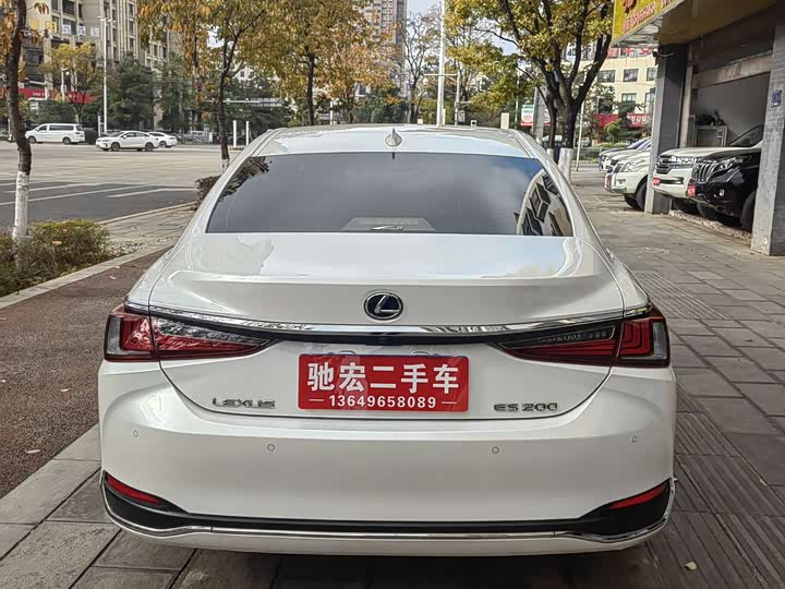 Фото 2 - Lexus ES