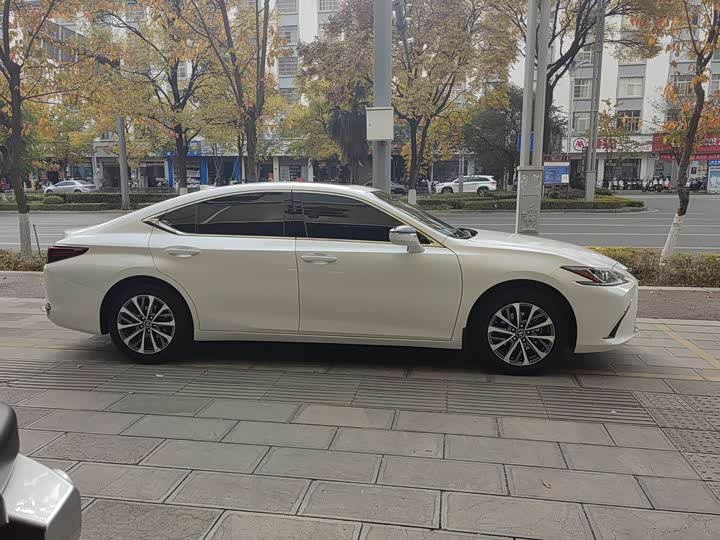 Фото 3 - Lexus ES