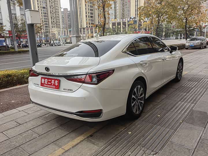 Фото 6 - Lexus ES