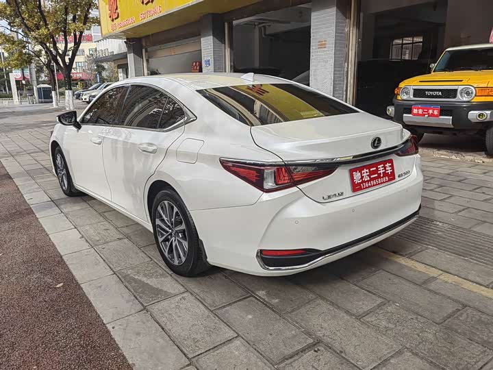 Фото 7 - Lexus ES