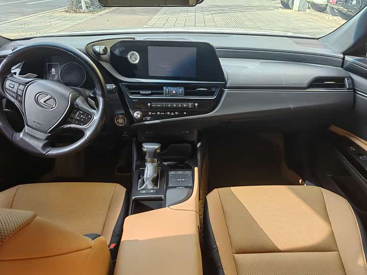 Фото 8 - Lexus ES