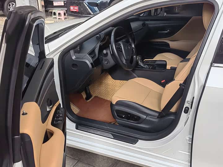 Фото 9 - Lexus ES