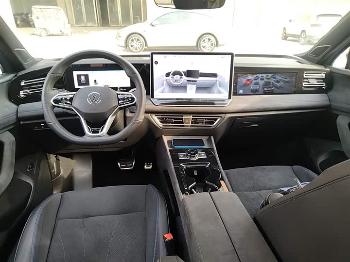 Фото 12 - Volkswagen Tiguan L Pro