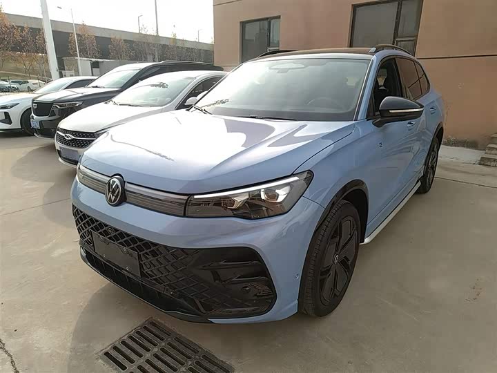 Фото 2 - Volkswagen Tiguan L Pro