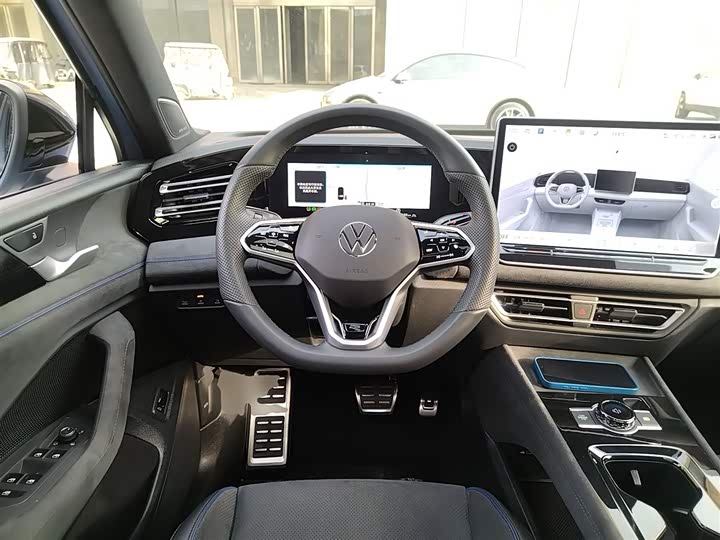 Фото 3 - Volkswagen Tiguan L Pro