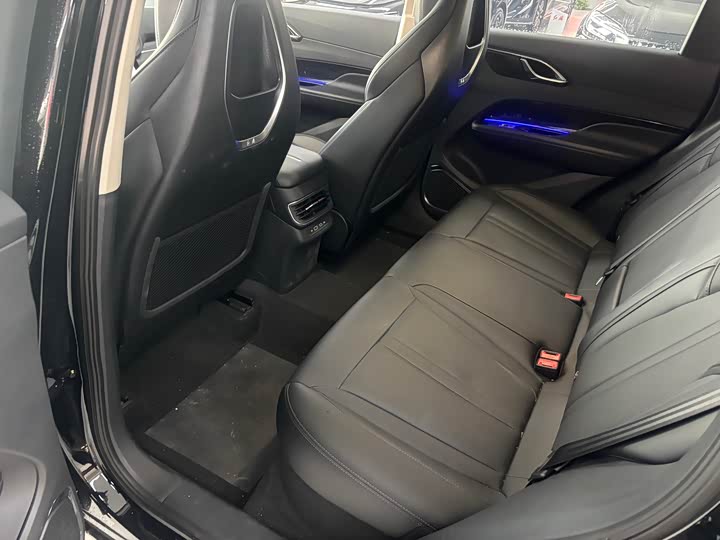 Фото 9 - Hongqi HS3 Hybrid