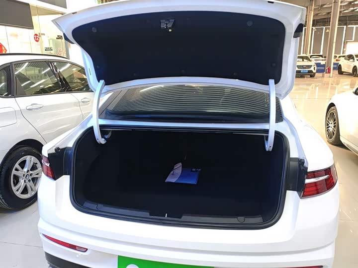 Фото 9 - Geely Preface