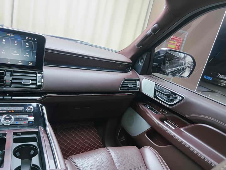 Фото 12 - Lincoln Navigator