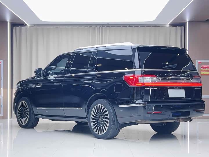 Фото 14 - Lincoln Navigator