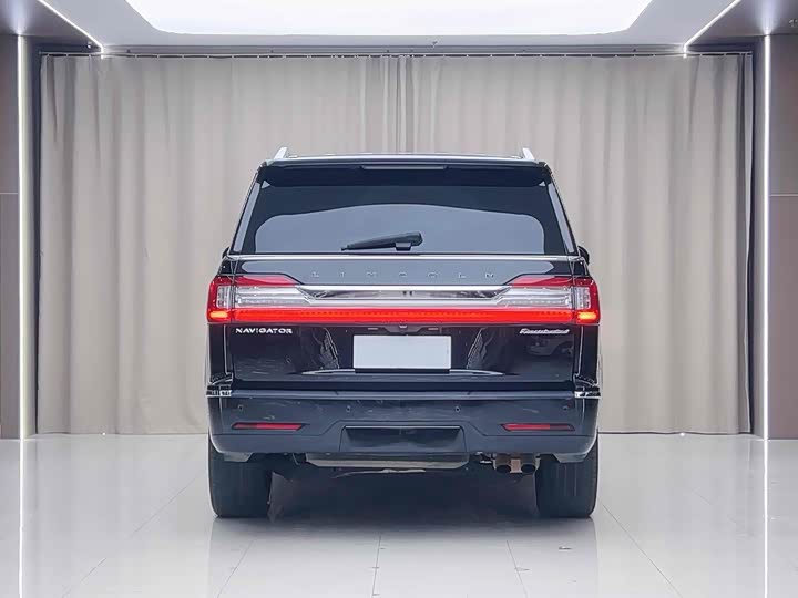 Фото 16 - Lincoln Navigator