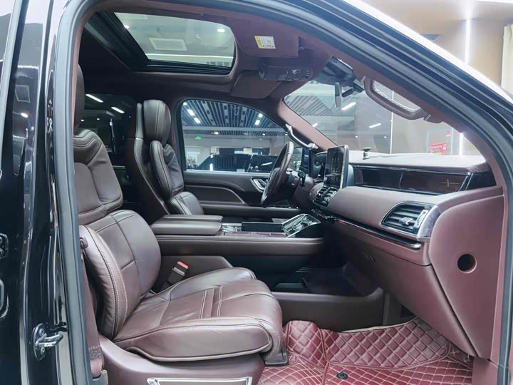 Фото 4 - Lincoln Navigator