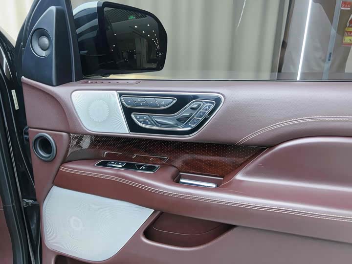 Фото 5 - Lincoln Navigator