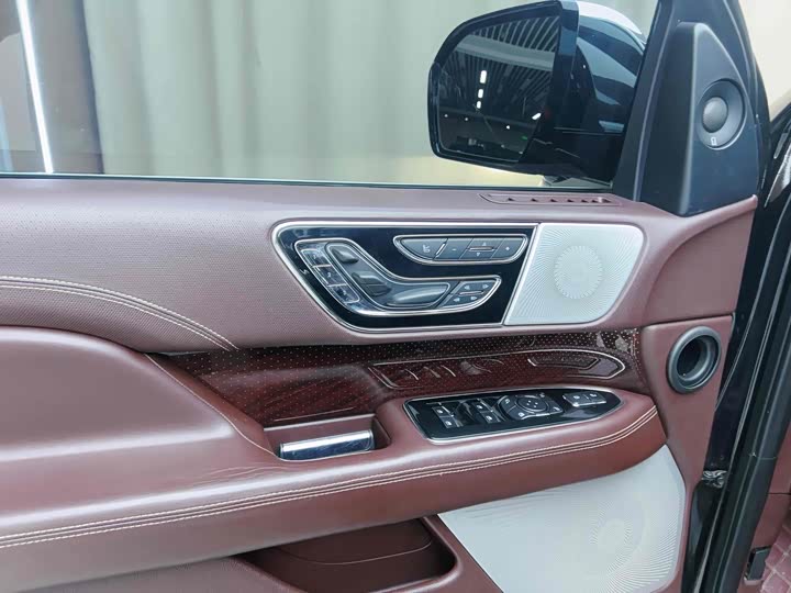 Фото 6 - Lincoln Navigator