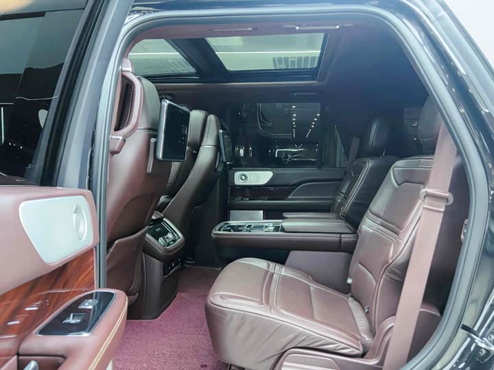 Фото 9 - Lincoln Navigator