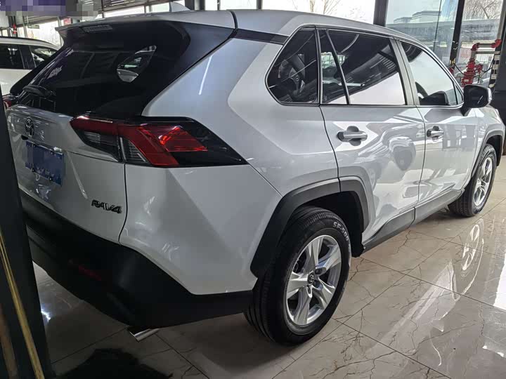 Фото 5 - Toyota RAV4