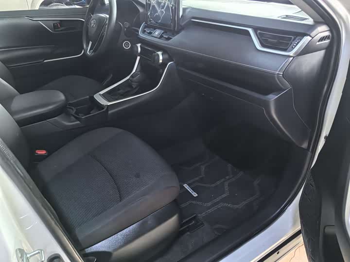 Фото 9 - Toyota RAV4