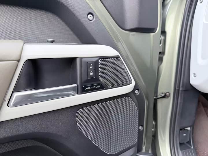 Фото 10 - Land Rover Defender