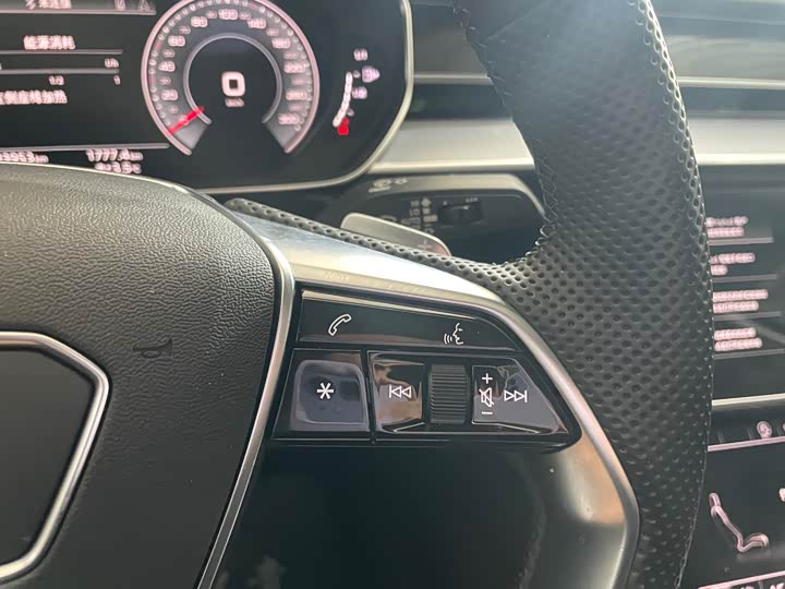 Фото 12 - Audi A8