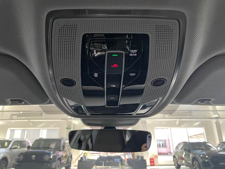 Фото 16 - Audi A8