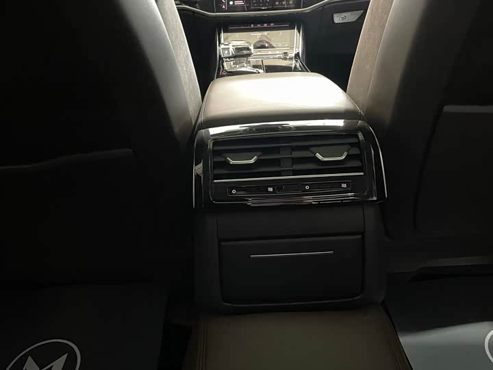 Фото 18 - Audi A8