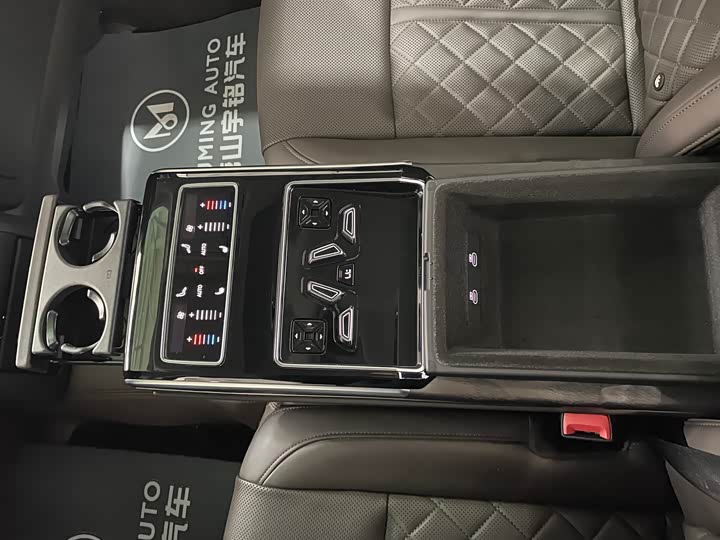 Фото 19 - Audi A8