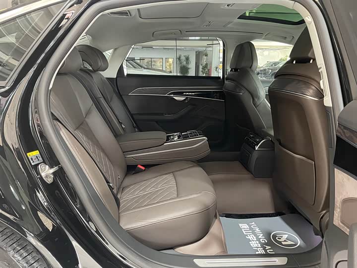 Фото 26 - Audi A8