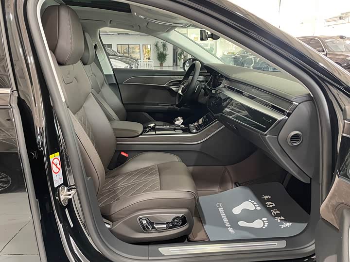 Фото 28 - Audi A8