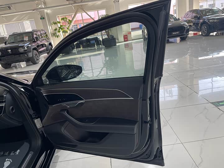 Фото 29 - Audi A8