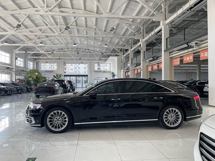 Фото 3 - Audi A8