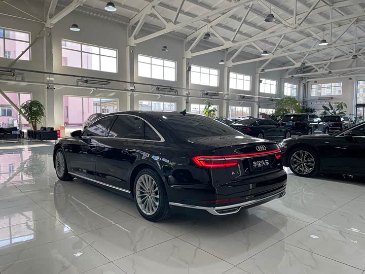 Фото 4 - Audi A8