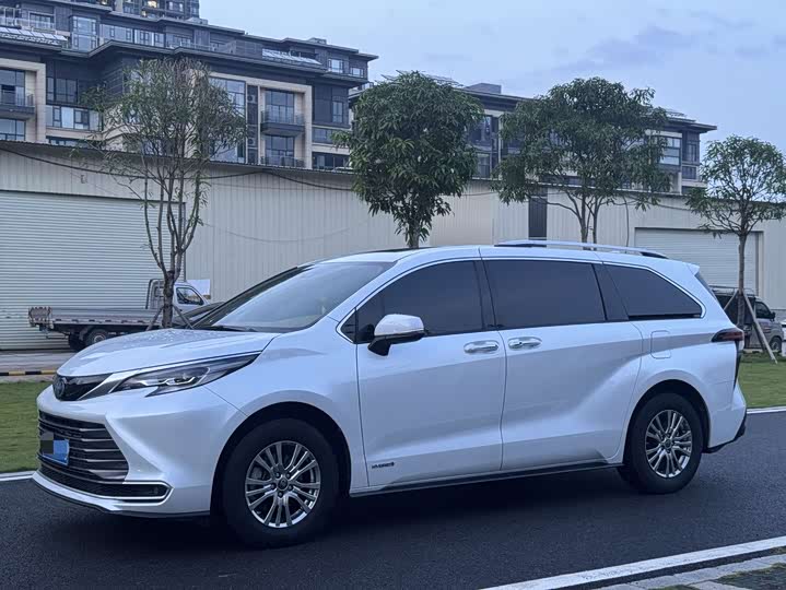 Фото 1 - Toyota Sienna