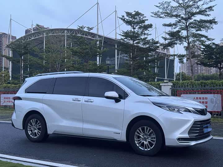 Фото 3 - Toyota Sienna