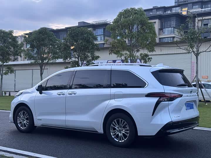 Фото 7 - Toyota Sienna