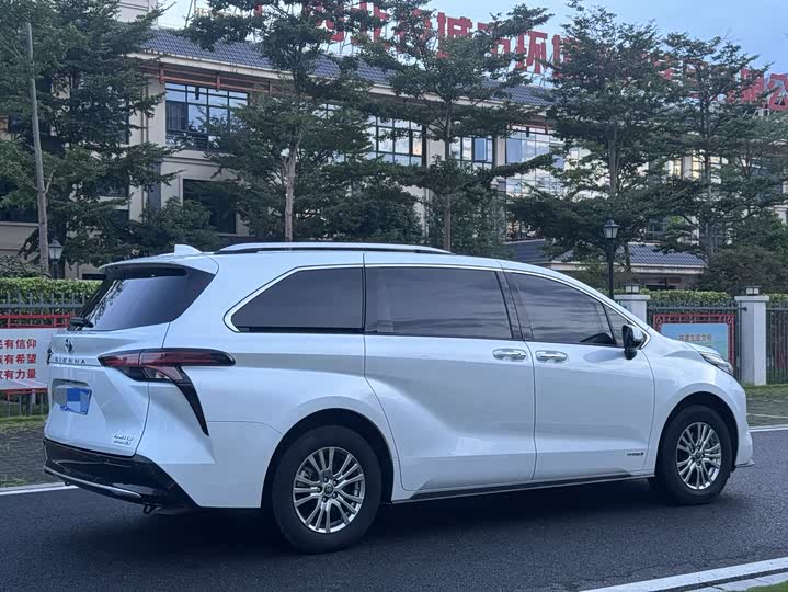 Фото 9 - Toyota Sienna