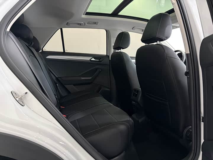 Фото 8 - Volkswagen T-Roc