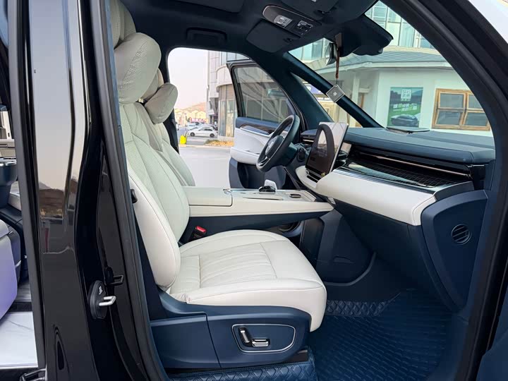 Фото 14 - Zeekr 009