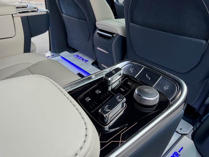 Фото 15 - Zeekr 009