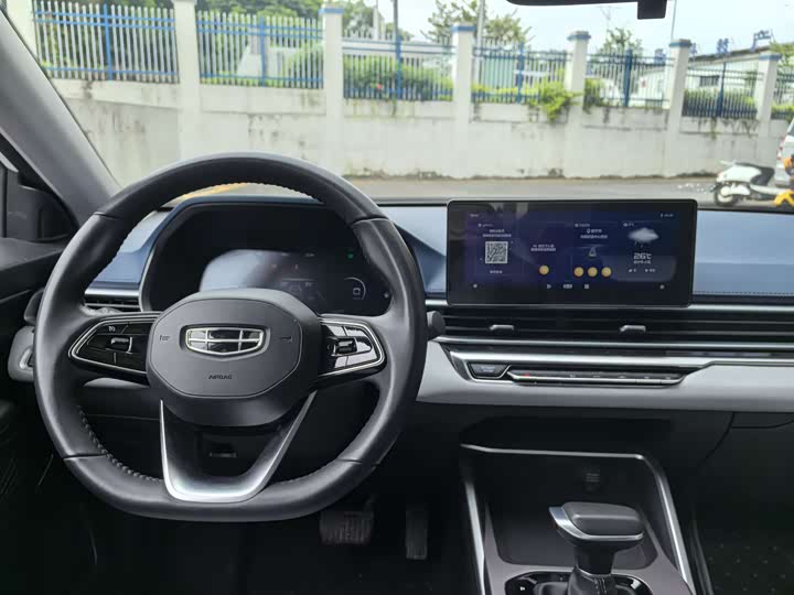 Фото 14 - Geely Emgrand