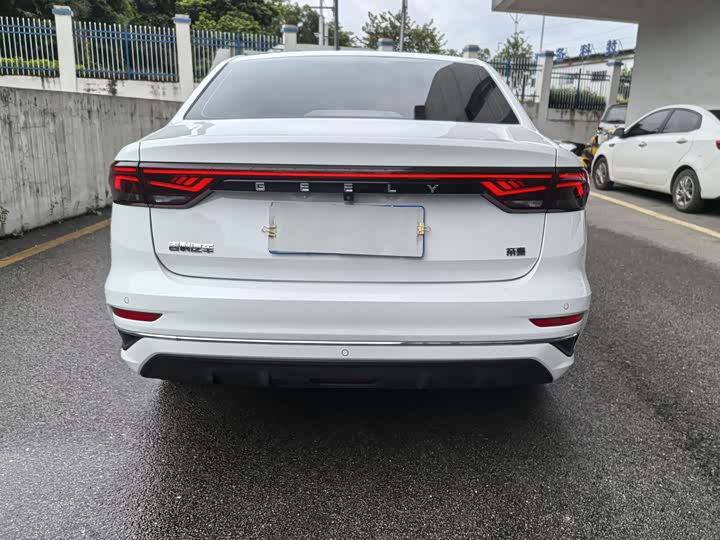 Фото 6 - Geely Emgrand