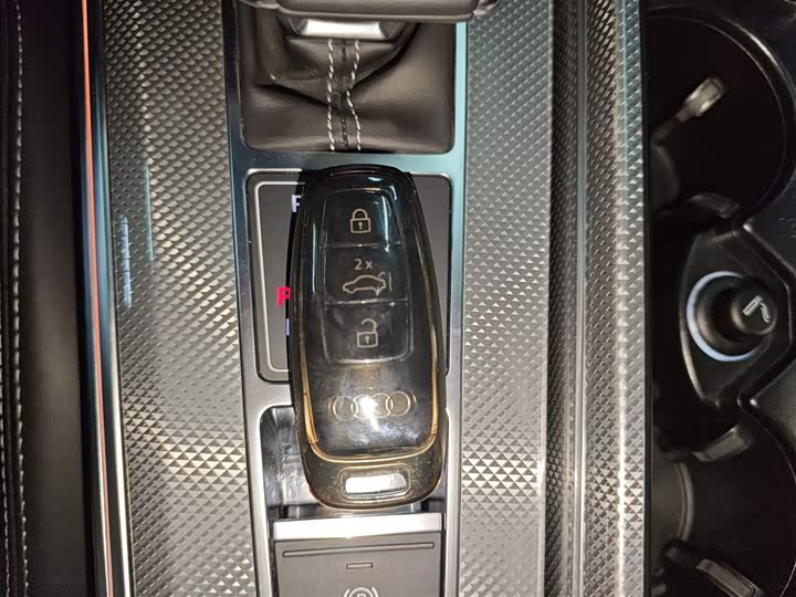 Фото 11 - Audi A6L