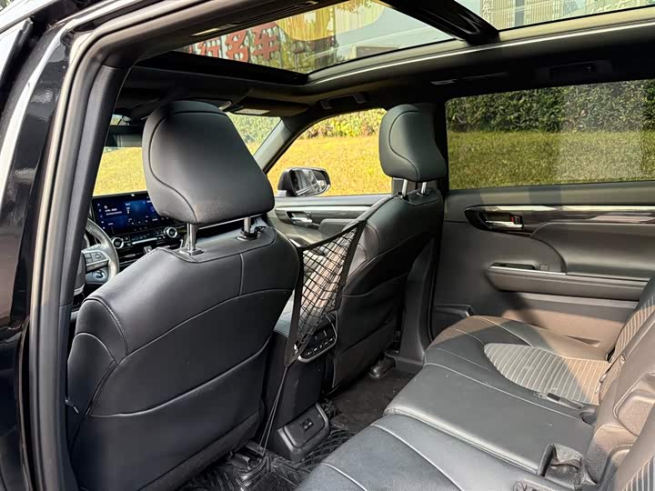 Фото 9 - Toyota Crown Kluger