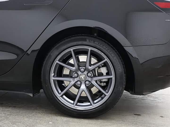 Фото 9 - Tesla Model 3