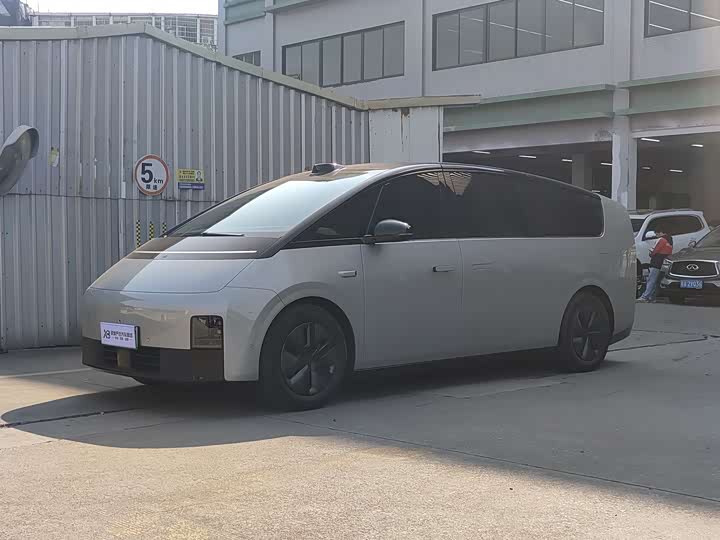 Фото 1 - LiXiang Mega