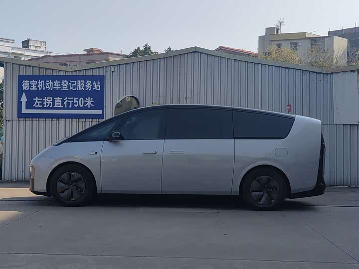 Фото 4 - LiXiang Mega