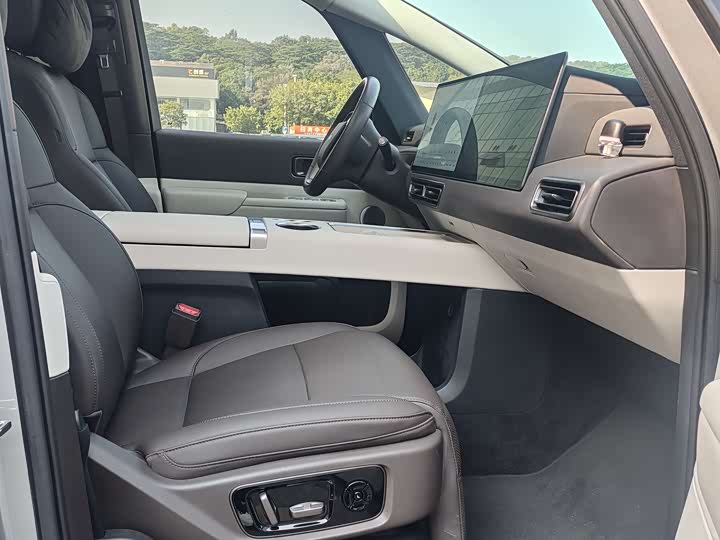 Фото 8 - LiXiang Mega