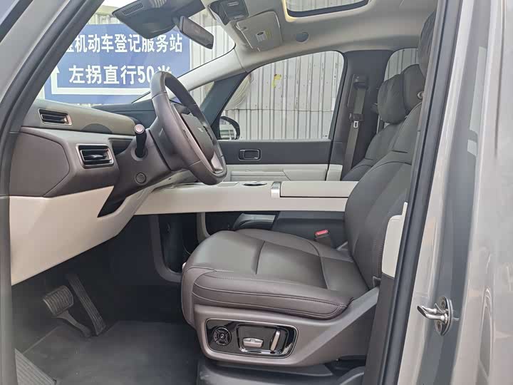 Фото 9 - LiXiang Mega